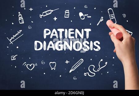 Disegno a mano la diagnosi del paziente iscrizione con gesso bianco sulla lavagna, concetto medico Foto Stock