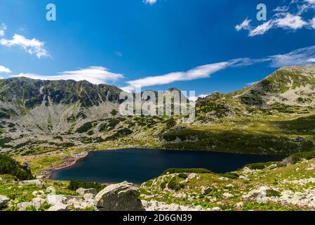 Lago Bucura con le cime intorno ai monti Retezat in Romania Foto Stock