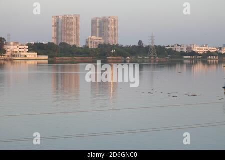 Splendidi ed alti edifici moderni sul lago sono costruiti nella città di Chennai, India. Tour in Asia Foto Stock