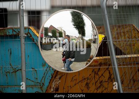 Gli amanti dello shopping che indossano maschere facciali camminano lungo Market Place, Dudley, nelle West Midlands. Dudley può unirsi ad altre parti del Black Country e Birmingham nel livello 2 delle restrizioni del coronavirus. Foto Stock