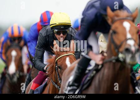 Stradivarius guidato da Frankie Dettori (cappello giallo) gareggia nella Coppa lunga distanza Qipco British Champions all'ippodromo di Ascot. Foto Stock