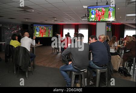 I tifosi si riuniscono nella Middlehaven Suite al Riverside Stadium mentre si preparano a guardare lo Sky Bet Championship tra Middlesbrough e Reading. Foto Stock