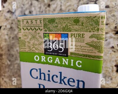 Primo piano del logo del marchio Whole Foods Market 365 sul prodotto in cucina, San Ramon, California, 25 agosto 2020. () Foto Stock