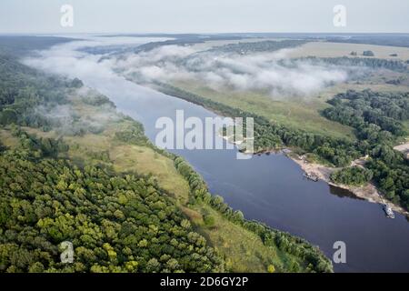 Vista aerea del fiume Oka in estate. Kaluga Oblast, Russia. Foto Stock