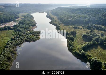 Vista aerea del fiume Oka in estate. Kaluga Oblast, Russia. Foto Stock