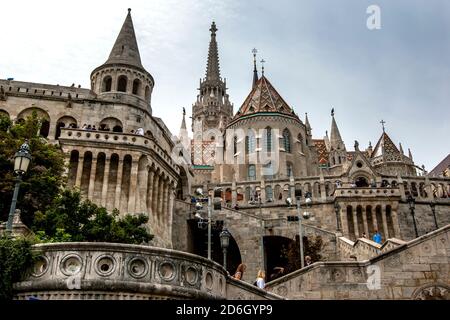 La spettacolare Chiesa Mattia del XIV secolo (cattolica romana), situata su una collina che si affaccia sul Danubio a Budapest, in Ungheria. Foto Stock