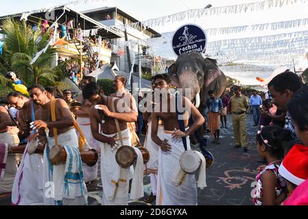 FORT KOCHI, INDIA felici uomini e donne sorridenti vestiti come ballerini in una sfilata al carnevale di Natale e Capodanno Cochin, Kerala India. Foto Stock