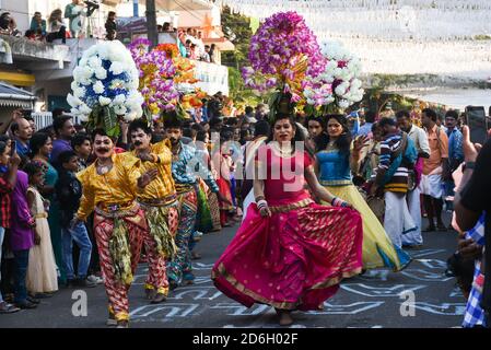 FORT KOCHI, INDIA felici uomini e donne sorridenti vestiti come ballerini in una sfilata al carnevale di Natale e Capodanno Cochin, Kerala India. Foto Stock