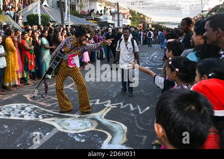 FORT KOCHI, INDIA felici uomini e donne sorridenti vestiti come ballerini in una sfilata al carnevale di Natale e Capodanno Cochin, Kerala India. Foto Stock