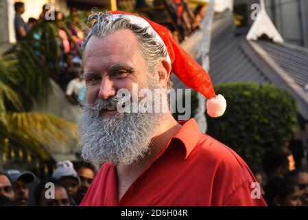 FORT KOCHI, INDIA felici uomini e donne sorridenti vestiti come ballerini in una sfilata al carnevale di Natale e Capodanno Cochin, Kerala India. Foto Stock