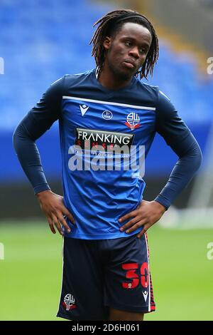 BOLTON, INGHILTERRA. 17 OTTOBRE New Bolton firma Peter Kioso riscaldamento durante la partita Sky Bet League 2 tra Bolton Wanderers e Oldham Athletic al Reebok Stadium di Bolton sabato 17 ottobre 2020. (Credit: Chris Donnelly | MI News) Credit: MI News & Sport /Alamy Live News Foto Stock