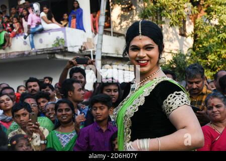 FORT KOCHI, INDIA felici uomini e donne sorridenti vestiti come ballerini in una sfilata al carnevale di Natale e Capodanno Cochin, Kerala India. Foto Stock