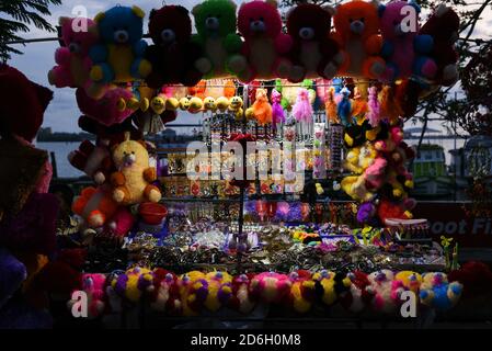 KOCHI INDIA Foto notturna di MG strada Ernakulam Kochi indiano Venditore o venditore di verdure biologiche spezie indiane noci shopping nella strada del mercato cittadino Foto Stock