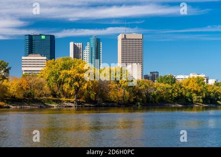 Lo skyline della città con il colore delle foglie autunnali lungo il fiume Rosso, St. Boniface, Winnipeg, Manitoba, Canada. Foto Stock