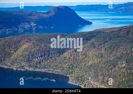 Salmon Fish Farm nel fiordo vicino a Montains - Nord Sea Bergen / Stavanger Norvegia Foto Stock