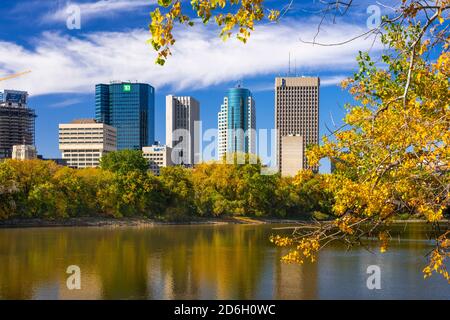 Lo skyline della città con il colore delle foglie autunnali lungo il fiume Rosso, St. Boniface, Winnipeg, Manitoba, Canada. Foto Stock