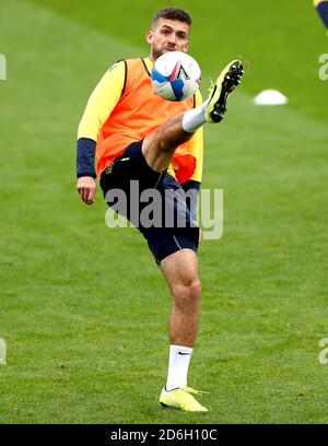 Tommy Smith di Stoke City durante il riscaldamento della pre-partita prima dell'inizio della partita del campionato Sky Bet a Kenilworth Road, Luton. Foto Stock