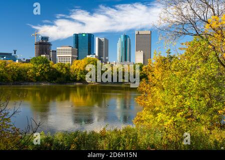 Lo skyline della città con il colore delle foglie autunnali lungo il fiume Rosso, St. Boniface, Winnipeg, Manitoba, Canada. Foto Stock