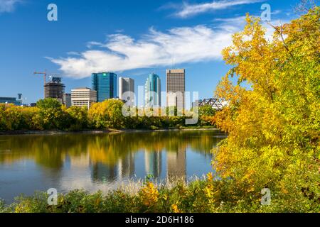 Lo skyline della città con il colore delle foglie autunnali lungo il fiume Rosso, St. Boniface, Winnipeg, Manitoba, Canada. Foto Stock