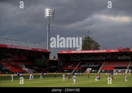 Alcuni giocatori prendono un ginocchio a sostegno del movimento Black Lives Matter durante la partita Sky Bet Championship al Vitality Stadium di Bournemouth. Foto Stock