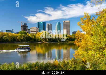 Lo skyline della città con il colore delle foglie autunnali lungo il fiume Rosso, St. Boniface, Winnipeg, Manitoba, Canada. Foto Stock