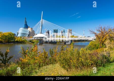 Lo skyline della città con il colore delle foglie autunnali lungo il fiume Rosso, St. Boniface, Winnipeg, Manitoba, Canada. Foto Stock