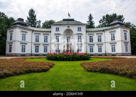 Il Palazzo reale di Myslewicki al Parco Lazienki di Varsavia in Polonia. Foto Stock