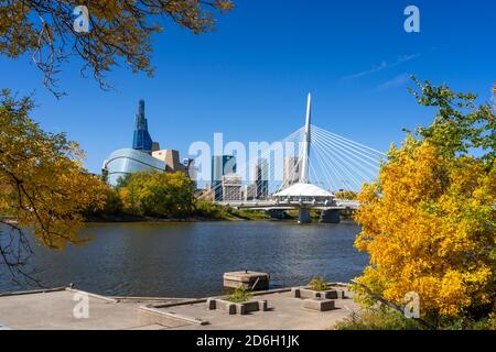 Lo skyline della città con il colore delle foglie autunnali lungo il fiume Rosso, St. Boniface, Winnipeg, Manitoba, Canada. Foto Stock