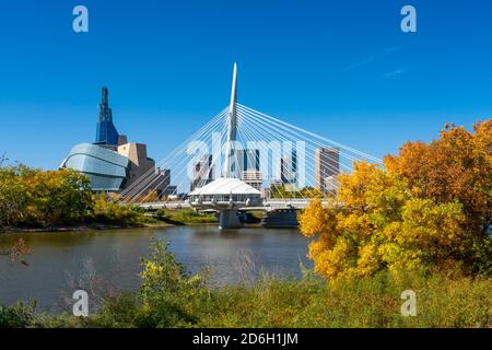 Lo skyline della città con il colore delle foglie autunnali lungo il fiume Rosso, St. Boniface, Winnipeg, Manitoba, Canada. Foto Stock