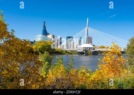 Lo skyline della città con il colore delle foglie autunnali lungo il fiume Rosso, St. Boniface, Winnipeg, Manitoba, Canada. Foto Stock