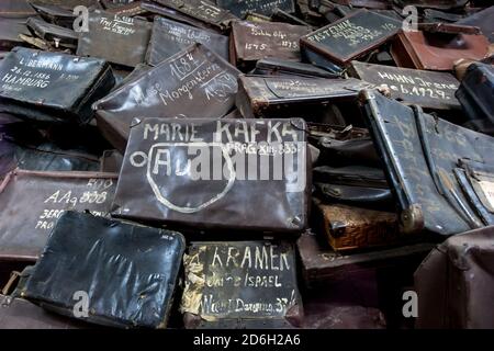 Un mucchio di valigie prese dagli arrivi che sono stati immagazzinati al Museo di Stato di Auschwitz-Birkenau in Polonia. Foto Stock