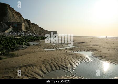 Le spiagge sotto le alte scogliere bianche sulla riva del canale a Escalles in Francia con le rovine dei bunker tedeschi dalla seconda guerra mondiale. Foto Stock