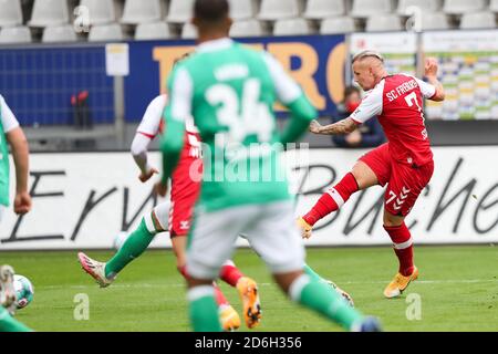 Freiburg im Breisgau, Germania. 17 Ott 2020. Calcio: Bundesliga, SC Freiburg - Werder Bremen, 4 ° incontro, Stadio della Foresta Nera. Jonathan Schmid (r) di Friburgo segna il traguardo per il 2:0. Credito: Tom Weller/dpa - NOTA IMPORTANTE: In conformità con le norme del DFL Deutsche Fußball Liga e del DFB Deutscher Fußball-Bund, è vietato sfruttare o sfruttare nello stadio e/o nel gioco le fotografie scattate sotto forma di sequenze di immagini e/o serie di foto di tipo video./dpa/Alamy Live News Foto Stock