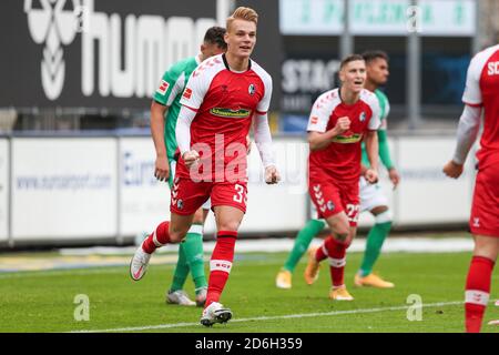 Freiburg im Breisgau, Germania. 17 Ott 2020. Calcio: Bundesliga, SC Freiburg - Werder Bremen, 4 ° incontro, Stadio della Foresta Nera. Philipp Lienhart di Friburgo si acclama dopo il suo obiettivo per 1:0. Credito: Tom Weller/dpa - NOTA IMPORTANTE: In conformità con le norme del DFL Deutsche Fußball Liga e del DFB Deutscher Fußball-Bund, è vietato sfruttare o sfruttare nello stadio e/o nel gioco le fotografie scattate sotto forma di sequenze di immagini e/o serie di foto di tipo video./dpa/Alamy Live News Foto Stock