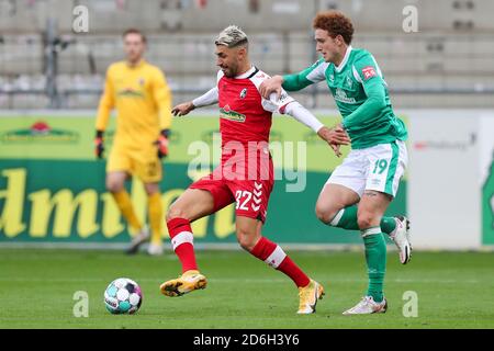 Freiburg im Breisgau, Germania. 17 Ott 2020. Calcio: Bundesliga, SC Freiburg - Werder Bremen, 4 ° incontro, Stadio della Foresta Nera. Vincenzo Grifo (M) di Friburgo in azione contro Josh Sargent (r) di Brema. Credito: Tom Weller/dpa - NOTA IMPORTANTE: In conformità con le norme del DFL Deutsche Fußball Liga e del DFB Deutscher Fußball-Bund, è vietato sfruttare o sfruttare nello stadio e/o nel gioco le fotografie scattate sotto forma di sequenze di immagini e/o serie di foto di tipo video./dpa/Alamy Live News Foto Stock