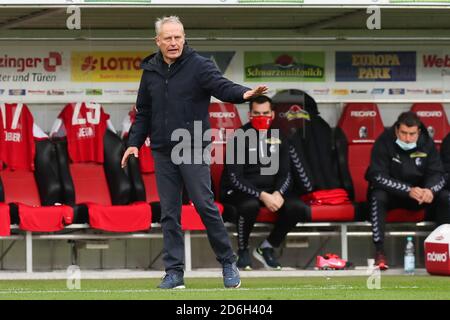 Freiburg im Breisgau, Germania. 17 Ott 2020. Calcio: Bundesliga, SC Freiburg - Werder Bremen, 4 ° incontro, Stadio della Foresta Nera. L'allenatore di Friburgo Christian Streich gesti. Credito: Tom Weller/dpa - NOTA IMPORTANTE: In conformità con le norme del DFL Deutsche Fußball Liga e del DFB Deutscher Fußball-Bund, è vietato sfruttare o sfruttare nello stadio e/o nel gioco le fotografie scattate sotto forma di sequenze di immagini e/o serie di foto di tipo video./dpa/Alamy Live News Foto Stock