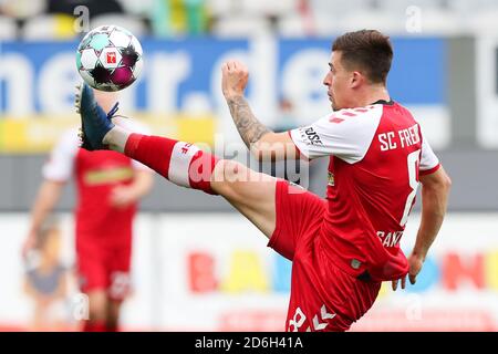 Freiburg im Breisgau, Germania. 17 Ott 2020. Calcio: Bundesliga, SC Freiburg - Werder Bremen, 4 ° incontro, Stadio della Foresta Nera. Baptiste Santamaria di Friburgo in azione. Credito: Tom Weller/dpa - NOTA IMPORTANTE: In conformità con le norme del DFL Deutsche Fußball Liga e del DFB Deutscher Fußball-Bund, è vietato sfruttare o sfruttare nello stadio e/o nel gioco le fotografie scattate sotto forma di sequenze di immagini e/o serie di foto di tipo video./dpa/Alamy Live News Foto Stock