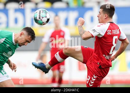 Freiburg im Breisgau, Germania. 17 Ott 2020. Calcio: Bundesliga, SC Freiburg - Werder Bremen, 4 ° incontro, Stadio della Foresta Nera. Il Baptiste Santamaria di Friburgo (r) in azione contro Milos Veljkovic di Brema (l). Credito: Tom Weller/dpa - NOTA IMPORTANTE: In conformità con le norme del DFL Deutsche Fußball Liga e del DFB Deutscher Fußball-Bund, è vietato sfruttare o sfruttare nello stadio e/o nel gioco le fotografie scattate sotto forma di sequenze di immagini e/o serie di foto di tipo video./dpa/Alamy Live News Foto Stock