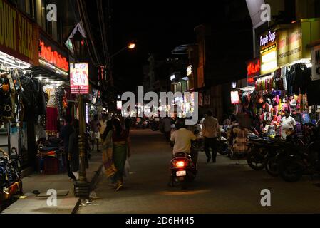 KOCHI INDIA Foto notturna di MG strada Ernakulam Kochi indiano Venditore o venditore di verdure biologiche spezie indiane noci shopping nella strada del mercato cittadino Foto Stock