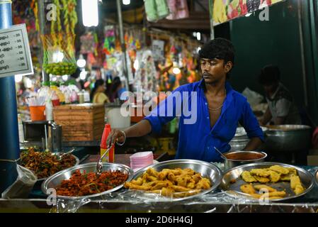 KOCHI INDIA Foto notturna di MG strada Ernakulam Kochi indiano Venditore o venditore di verdure biologiche spezie indiane noci shopping nella strada del mercato cittadino Foto Stock