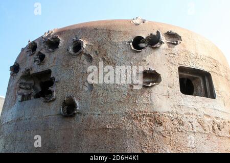 I buchi bullet nell'armatura della torretta bunker dalla seconda guerra mondiale. Foto Stock