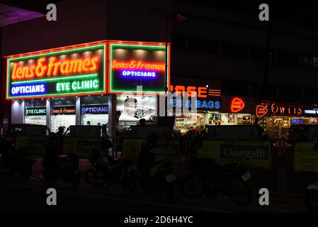 KOCHI INDIA Foto notturna di MG strada Ernakulam Kochi indiano Venditore o venditore di verdure biologiche spezie indiane noci shopping nella strada del mercato cittadino Foto Stock