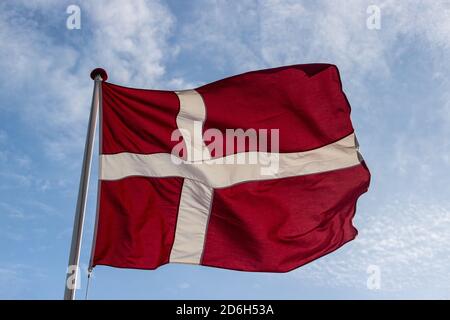 Pennant danese in cielo blu Foto Stock