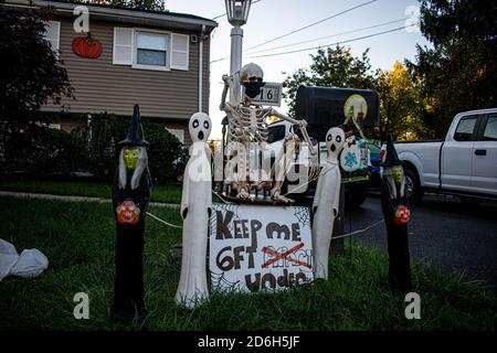 La famiglia del nuovo Jersey mette in su le decorazioni di Halloween che promuovono la distanza sociale Foto Stock