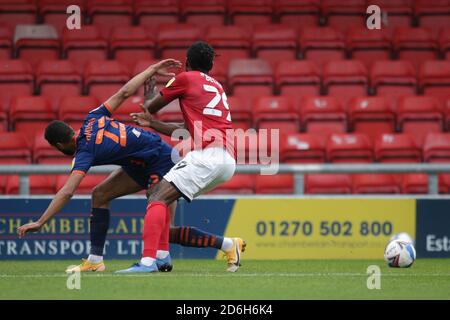 Crewe, Regno Unito. 17 Ott 2020. Il difensore di Crewe Alexandra Omar Beckles (29) affronta il centrocampista di Blackpool CJ Hamilton (22) durante la partita EFL Sky Bet League 1 tra Crewe Alexandra e Blackpool all'Alexandra Stadium di Crewe, in Inghilterra, il 17 ottobre 2020. Foto di Jurek Biegus. Solo per uso editoriale, è richiesta una licenza per uso commerciale. Nessun utilizzo nelle scommesse, nei giochi o nelle pubblicazioni di un singolo club/campionato/giocatore. Credit: UK Sports Pics Ltd/Alamy Live News Foto Stock