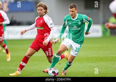 Freiburg im Breisgau, Germania. 17 Ott 2020. Calcio: Bundesliga, SC Freiburg - Werder Bremen, 4 ° incontro, Stadio della Foresta Nera. Lucas Höler (l) di Friburgo in azione contro Maximilian Eggestein (r) di Brema. Credito: Tom Weller/dpa - NOTA IMPORTANTE: In conformità con le norme del DFL Deutsche Fußball Liga e del DFB Deutscher Fußball-Bund, è vietato sfruttare o sfruttare nello stadio e/o nel gioco le fotografie scattate sotto forma di sequenze di immagini e/o serie di foto di tipo video./dpa/Alamy Live News Foto Stock