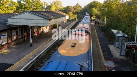 Bentley Railway Station (linea Alton-Waterloo) Bentley, Hampshire, vista della piattaforma della stazione e in attesa del treno South Western Railway classe 450. Foto Stock