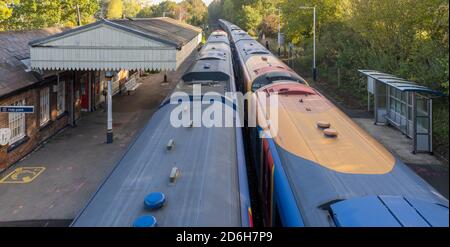 Bentley Railway Station (linea Alton-Waterloo) Bentley, Hampshire, vista della piattaforma della stazione e in attesa del treno South Western Railway classe 450. Foto Stock