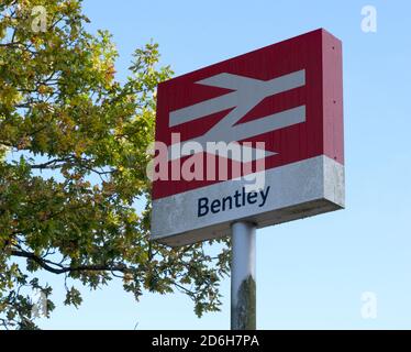 Bentley Railway Station, Bentley, Hampshire, Inghilterra, vista del cartello con il nome della stazione ferroviaria britannica Foto Stock