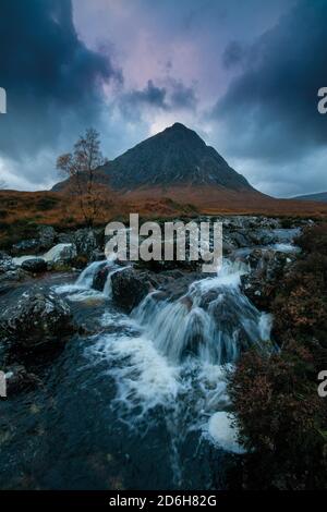 Buachaille Etive Mòr (Gaelico scozzese: Buachaille Eite Mòr, che significa 'il grande pastore di Etive'. Glen Coe, Highlands, Scozia Foto Stock